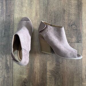 *NEVER WORN* Stylish Brown Peep-Toe Ankle Boots